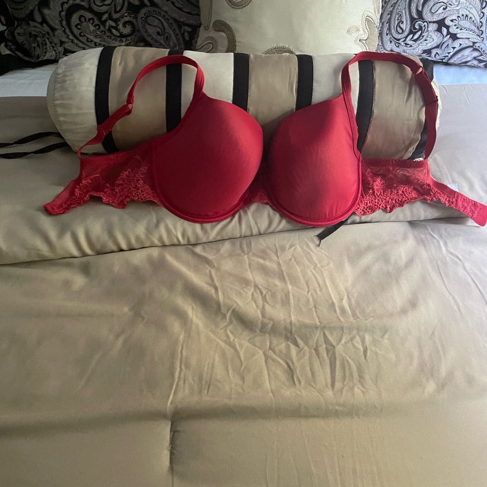 Victoria Secret; 34F